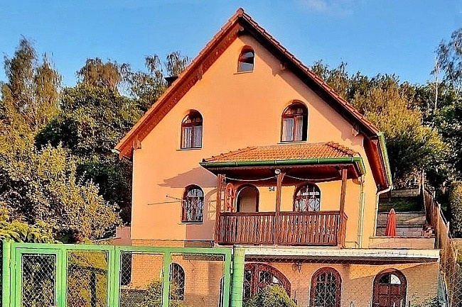 Chata u cyklostezky a řeky Ohře - hrad Hazmburk