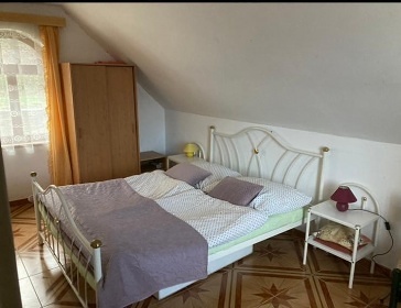 Chata u cyklostezky a �eky Oh�e - hrad Hazmburk