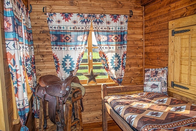 Whinny Wood - chatika, kde spte s konm