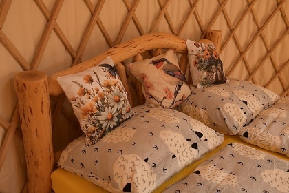 Glamping 02 jurta hnědá jablečný sad - Heřmaničky