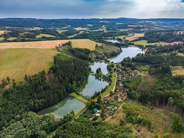 Chata a koupac rybnk - ern hora - Jansk Lzn