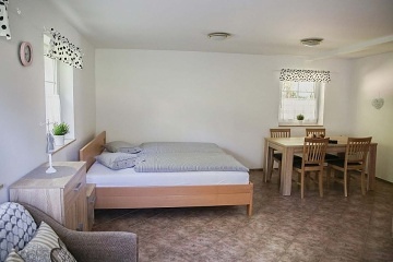 Roubenka s baznem - CHKO Luick hory - Jedlin