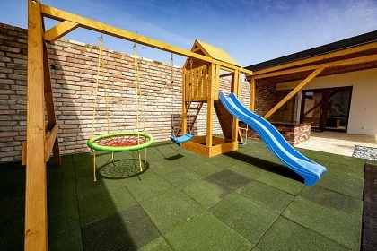 Chalupa baz�n a vinn� sklep - Mu�ovsk� jezera