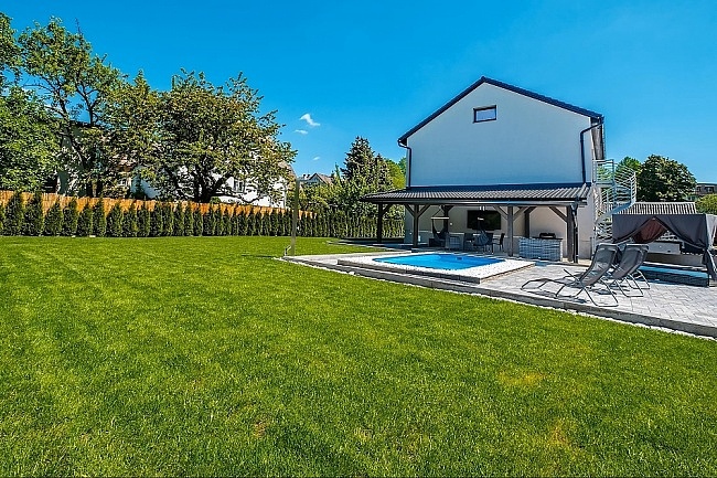 Apartm�nov� chata a baz�n - Jizerskohorsk� bu�iny