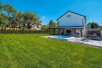 Apartm�nov� chata a baz�n - Jizerskohorsk� bu�iny