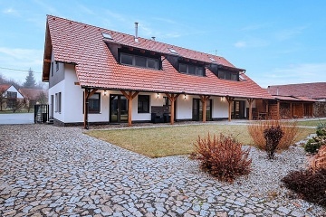 Wellness chalupa a vnit�n� baz�n - park Oslava