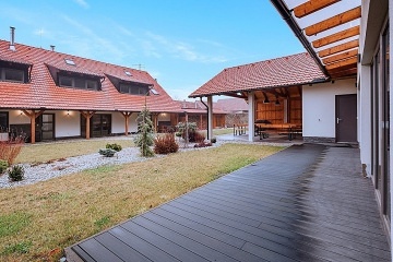 Wellness chalupa a vnit�n� baz�n - park Oslava