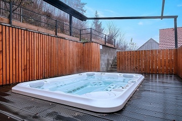 Wellness chalupa a vnit�n� baz�n - park Oslava