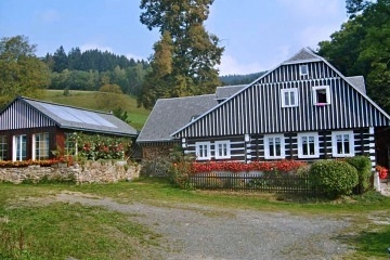 Chalupa a vnit�n� baz�n - vrch �al� - Krkono�e