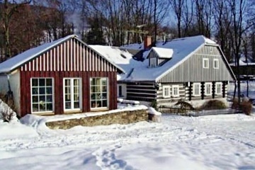 Chalupa a vnit�n� baz�n - vrch �al� - Krkono�e