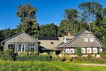 Chalupa a vnit�n� baz�n - vrch �al� - Krkono�e