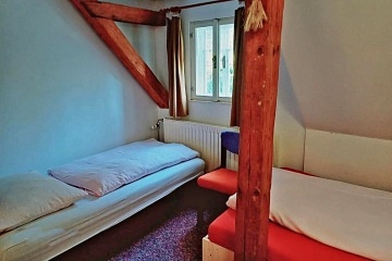 Chalupa a vnit�n� baz�n - vrch �al� - Krkono�e