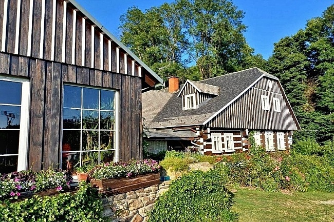 Chalupa a vnit�n� baz�n - vrch �al� - Krkono�e