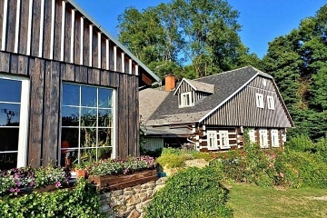 Chalupa a vnit�n� baz�n - vrch �al� - Krkono�e