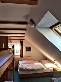 Chalupa a vnit�n� baz�n - vrch �al� - Krkono�e