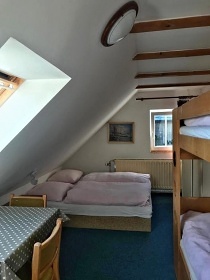 Chalupa a vnit�n� baz�n - vrch �al� - Krkono�e