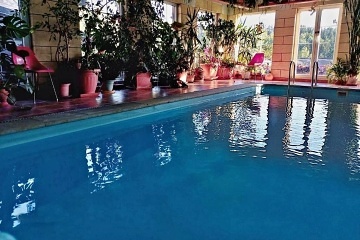 Chalupa a vnit�n� baz�n - vrch �al� - Krkono�e