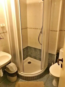 Chalupa a vnit�n� baz�n - vrch �al� - Krkono�e