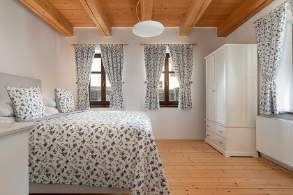 Chalupa s baz�nem - Venkovsk� usedlost Hlu��nsko