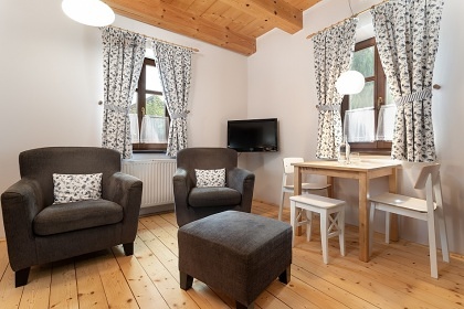 Chalupa s baz�nem - Venkovsk� usedlost Hlu��nsko