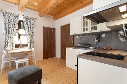 Chalupa s baz�nem - Venkovsk� usedlost Hlu��nsko