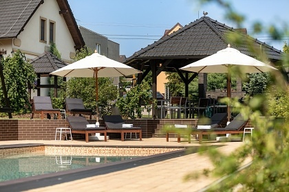 Chalupa s baz�nem - Venkovsk� usedlost Hlu��nsko