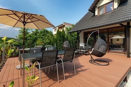 Chalupa s baz�nem - Venkovsk� usedlost Hlu��nsko