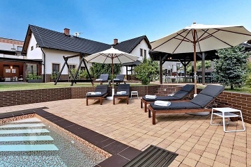 Chalupa s baz�nem - Venkovsk� usedlost Hlu��nsko