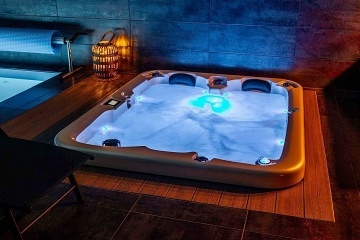 Wellness chata a baz�n - z�mek Konopi�t� - Blan�k