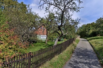 Rouben� chalupa a baz�n - v�hled na hrad Trosky