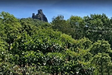 Rouben� chalupa a baz�n - v�hled na hrad Trosky