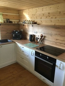 Rouben� chalupa a baz�n - v�hled na hrad Trosky