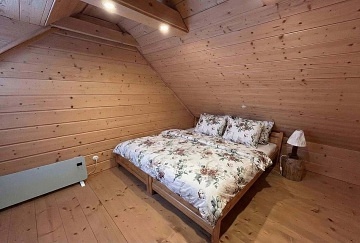 Rouben� chalupa a baz�n - v�hled na hrad Trosky