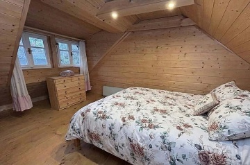 Rouben� chalupa a baz�n - v�hled na hrad Trosky