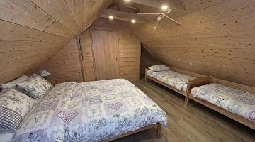 Rouben� chalupa a baz�n - v�hled na hrad Trosky