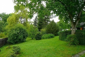 Rouben� chalupa a baz�n - v�hled na hrad Trosky