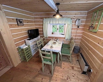 Rouben� chalupa a baz�n - v�hled na hrad Trosky