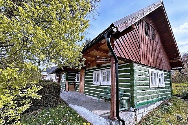 Roubená chalupa a bazén - výhled na hrad Trosky