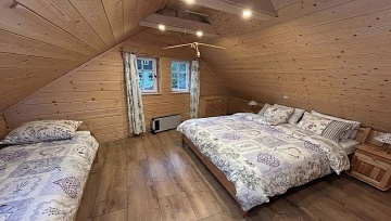 Rouben� chalupa a baz�n - v�hled na hrad Trosky