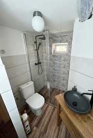 Rouben� chalupa a baz�n - v�hled na hrad Trosky