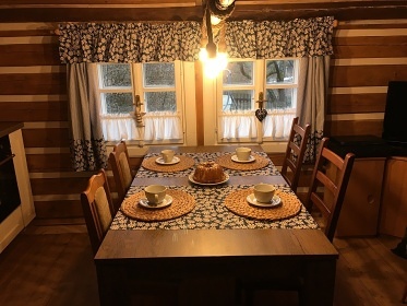 Rouben� chalupa a baz�n - v�hled na hrad Trosky