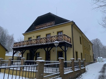 Rekrea�n� d�m s vnit�n�m baz�nem - Podkrkono��