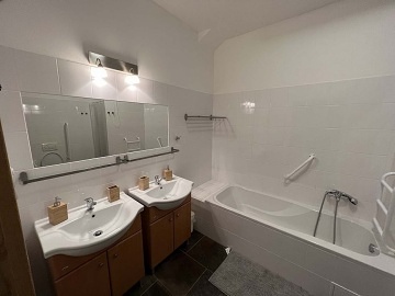 Rekrea�n� d�m s vnit�n�m baz�nem - Podkrkono��