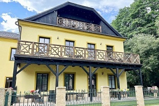 Rekrea�n� d�m s vnit�n�m baz�nem - Podkrkono��