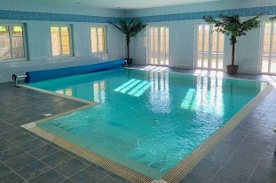 Rekrea�n� d�m s vnit�n�m baz�nem - Podkrkono��