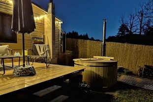 Nov� objekt: Glamping chata a koupac� sud - vodn� z�mek Blatn� 2C-568