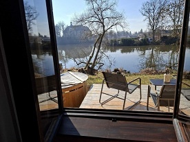 Glamping chata a koupací sud - vodní zámek Blatná