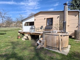 Glamping chata a koupací sud - vodní zámek Blatná