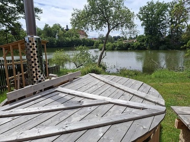 Glamping chata a koupac� sud - vodn� z�mek Blatn�