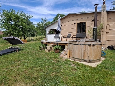 Glamping chata a koupací sud - vodní zámek Blatná